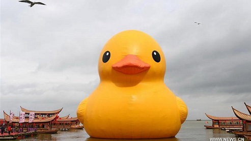 4905Hofmann’ın Yüzen Dev “Plastik Ördek”i Çin’de