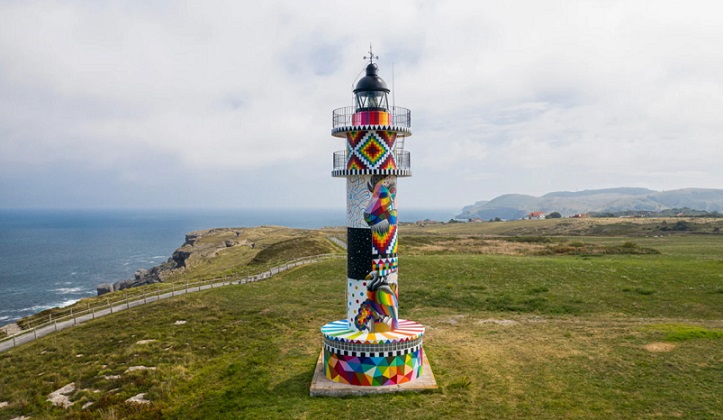 9104İspanyol Sanatçı San Miguel, “Ajo Deniz Feneri”nin Cephesini Kantabriya’nın Yerel Varsıllığını Yansıtan Öğelere Yer Vererek Yeniden Düzenledi