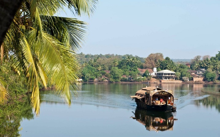 8892Hindistan’da Kullanılan Geleneksel “Kerala Tekne Evi”nin İç Oylumunun Tasarımı, İç Mimarlık Ofisi “FADD Studio” Tarafından Teknenin Var Olan Olanakları Değerlendirilecek Biçimde Gerçekleştirildi.