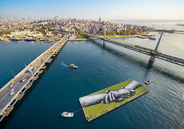 denizcitoplum|“Duvarların Ötesinde” Projesini Gerçekleştirmek Üzere İstanbul’a Gelen “Saype”nin Seçtiği Konumlardan Biri De Haliç Oldu