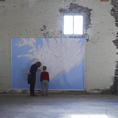 10082Rúrí’nin “Geleceğin Kartografyası” Sanatçının Doğa Olayları Nedeniyle Gelecekte Ülkelerin Deniz ve Kara Sınırlarında Gerçekleşebilecek Değişim Öngörülerini Ortaya Koyuyor