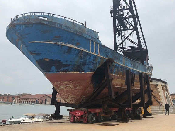 denizcitoplum|Deniz Göçmenliği Felaketine Sahne Olan Ve Venedik Bienali’nde “Barca Nostra” Adı İle Sergilenen Tekne, Yaşanan Bu Kazayı Anmak Üzere Hazırlanan Alanda Sergilenmek Üzere Sicilya’ya Geri Döndü