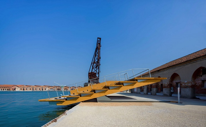 denizcitoplum|H. Tümertekin’in İstanbul’dan Esinlenerek, Venedik Bienali İçin Tasarladığı “Yan Yana”, Ziyaretçileri, Suyun Kıyısında Biraraya Getiriyor.