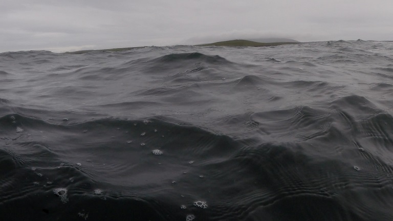 denizcitoplum|İskoç Deniz Müzesinde Sergilenen “Gölgeyi Özdekle Birbirine Karıştırmak” Adlı Video ve Ses Yerleştirmesi, Shetland’ın Denizle Olan İlişkisinin İzlerini Sürüyor.