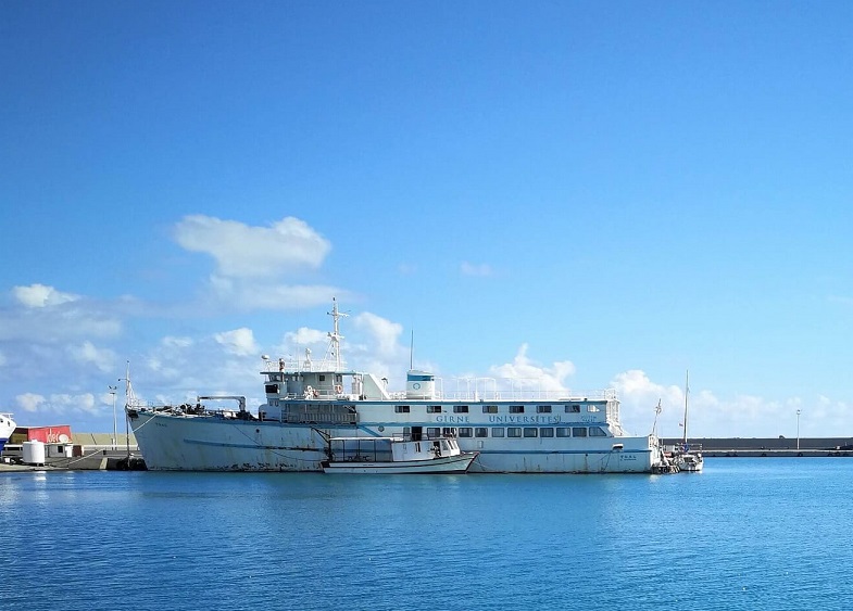 denizcitoplum|KKTC’nin İlk Yüzen Gemi Müzesi ‘TEAL’, Girne Limanı’nda Yapılan Özel Alana Yanaştırıldı.