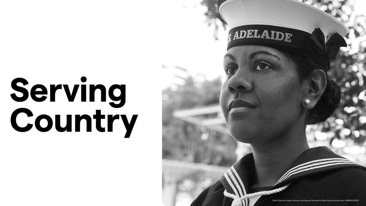 18744ANMM’de Açılan “Ülkeye Hizmet Etmek” Başlıklı Sergi, Avustralya Donanması’nda Görev Alan Yerli Topluluklardan Kadın ve Erkeklerin Portrelerine Yer Veriyor.