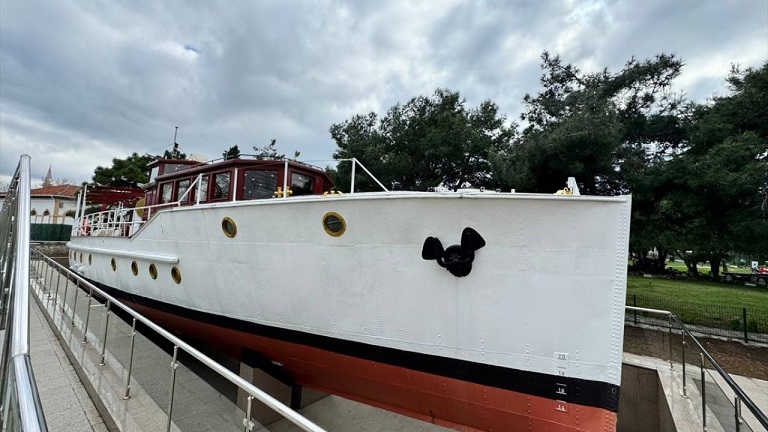 denizcitoplum|Atatürk’ün TCG Savarona’ya ve Dolmabahçe Sarayı’na Ulaşım İçin Kullandığı “Acar Botu” Özel Günlerde Çanakkale Deniz Müzesi’nde Ziyarete Açılacak.