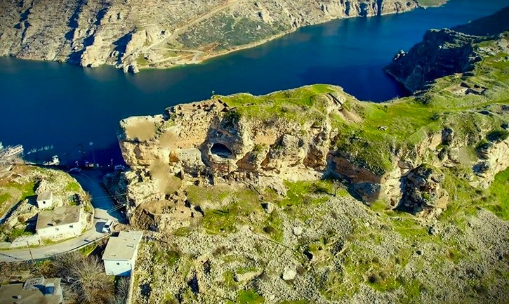 denizcitoplum|Diyarbakır’ın Eğil İlçesindeki 1900 Yıllık Kaya Kilise’de Yapılan Kazılarda, Kutsallık Atfedilen Kabuklu Deniz Canlısının Fosili Bulundu.