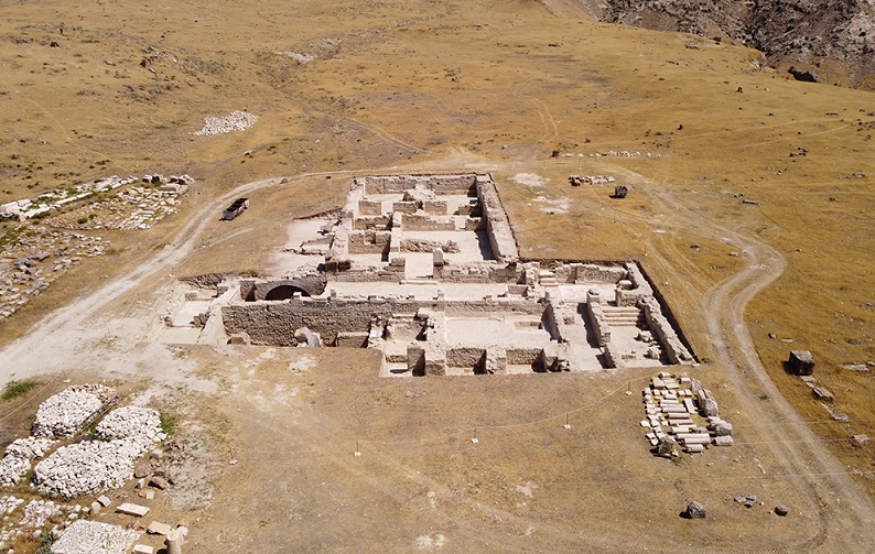 21699Tripolis Antik Kenti’nde Gerçekleştirilen Kazı Çalışmalarında Bir Romalı Seçkine Ait Önünde Bir Balık Havuzu Bulunan Bir Mimari Yapı Kalıntısı Bulundu.
