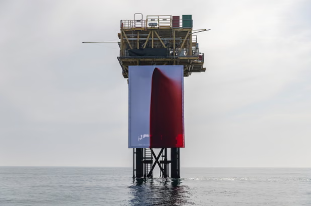 22141Greenpeace’in ve Sanatçı Anish Kapoor’un Kuzey Denizi’nde Hazırladıkları Protesto Eylemi, Bir Doğal Gaz Platformunda Sergilenen İlk Sanat Yapıtı Olarak Nitelendiriliyor.