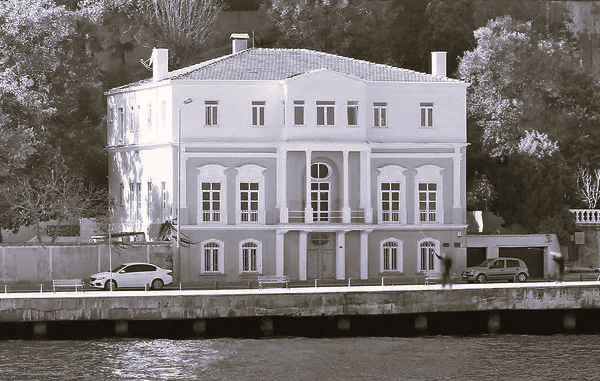 İstanbul Boğazı'ndaki 200 Yaşındaki Yalıyla İlgili 17 Yıldır Süren Dava Sonucunda Mülkiyet, Nikola İsveçin'in Mirasçılarına Bırakıldı.