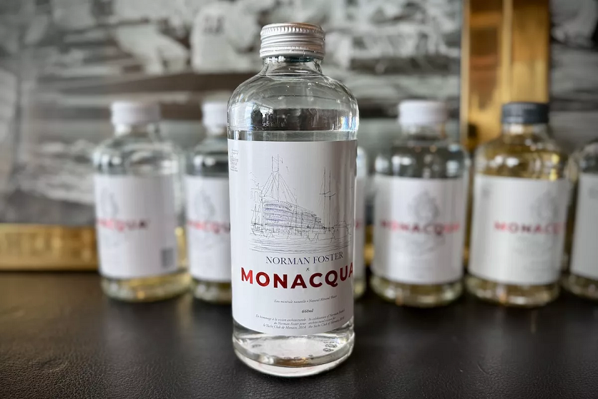 Monako'da Yerel Bir Marka, Mimar N. Foster'ın Monako Yat Kulübü'nün Tasarım Sürecinde Yaptığı Eskize, Ürünlerinin Üzerinde Yer Vermeye Başladı.