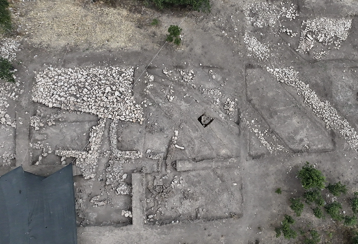Muğla-Çaltılar Höyük'te Yapılan Kazılarda Bulunan Obsidyen Taşları, Adalar Deniziyle Kurulan Tecim İlişkilerini Ortaya Koyuyor.