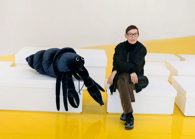 Sanatçı Cosima von Bonin'in Deniz Canlılarını Betimlediği Peluş Heykeller, İspanyol Moda Evi Loewe'nin 2026 Koleksiyonu'na Esin Kaynağı Oldu.